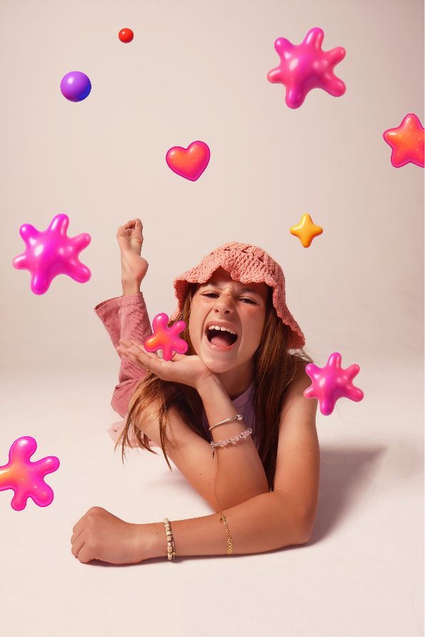 Chica riendo acostada rodeada de estrellas y corazones 3D