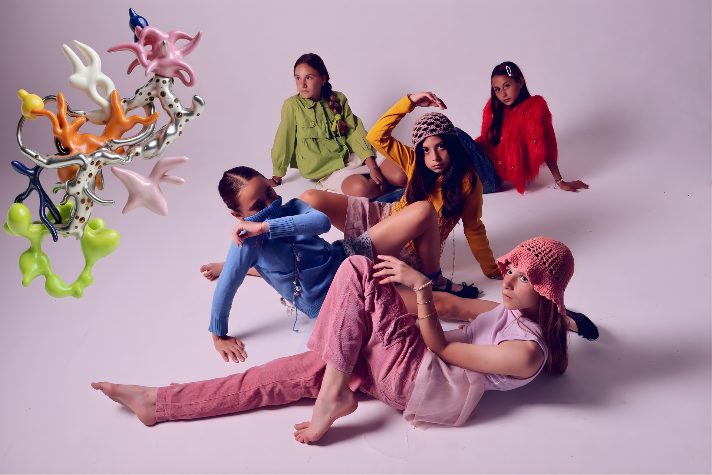 Grupo de chicas sentadas en el piso del estudio con flores 3D