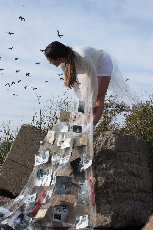 Modelo de blanco con una capa transparente llena de fotos impresas, sobre las rocas