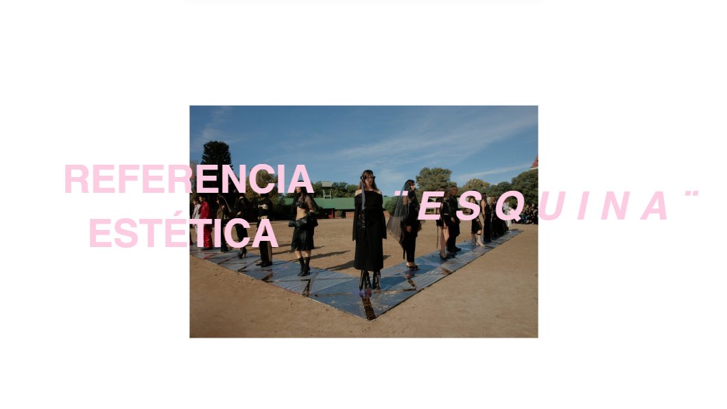 Referencia estética: desfile en una plaza de tierra con fondo de árboles